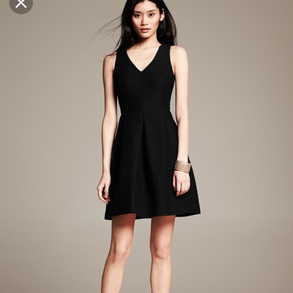 Banana Republic Dresses & Skirts - Banana republic black textured v neck sheath dress